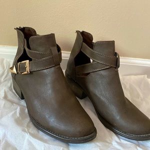 Ankle Boots, color brown.